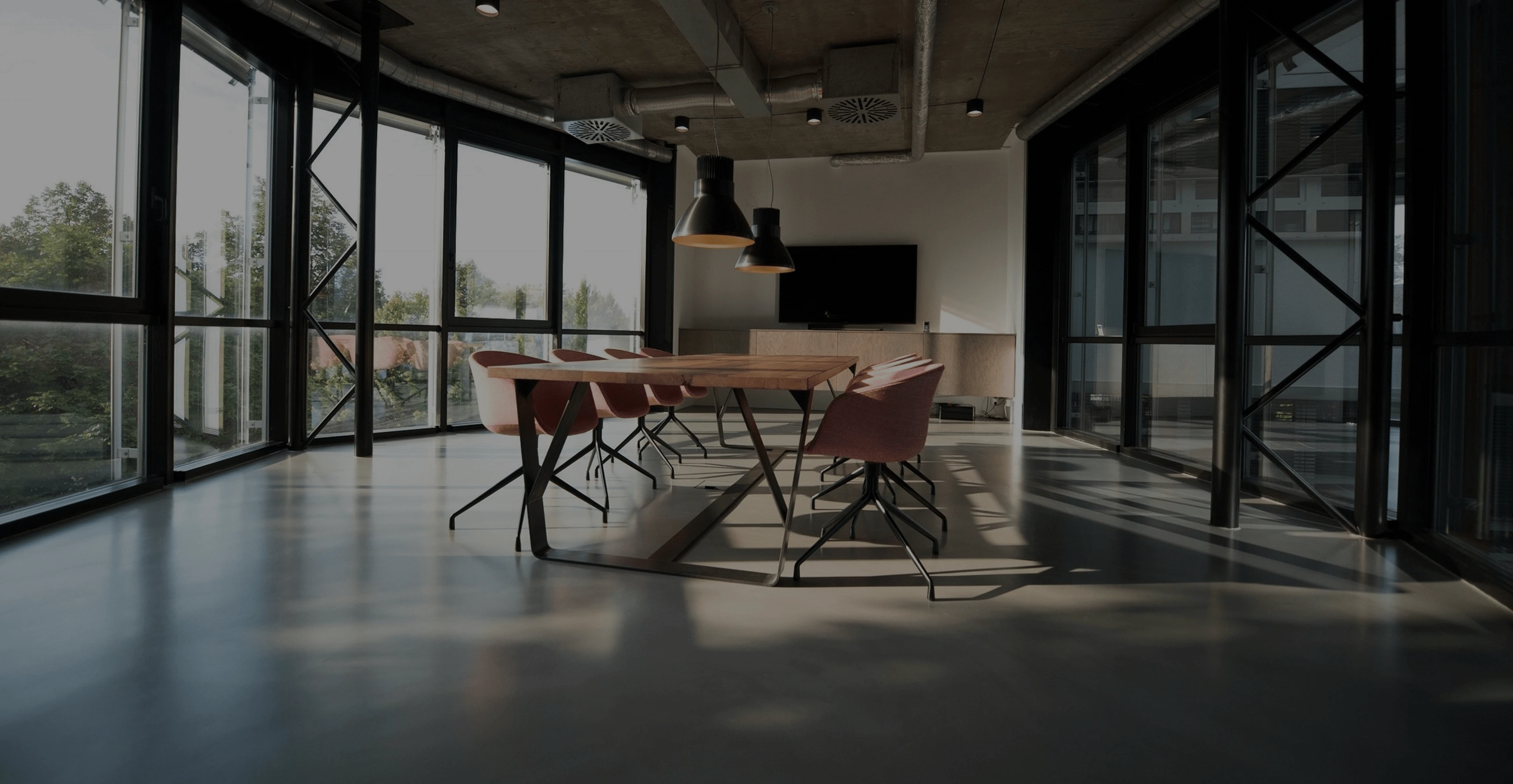 Latar Belakang Layanan Kami - Ruang kantor modern
